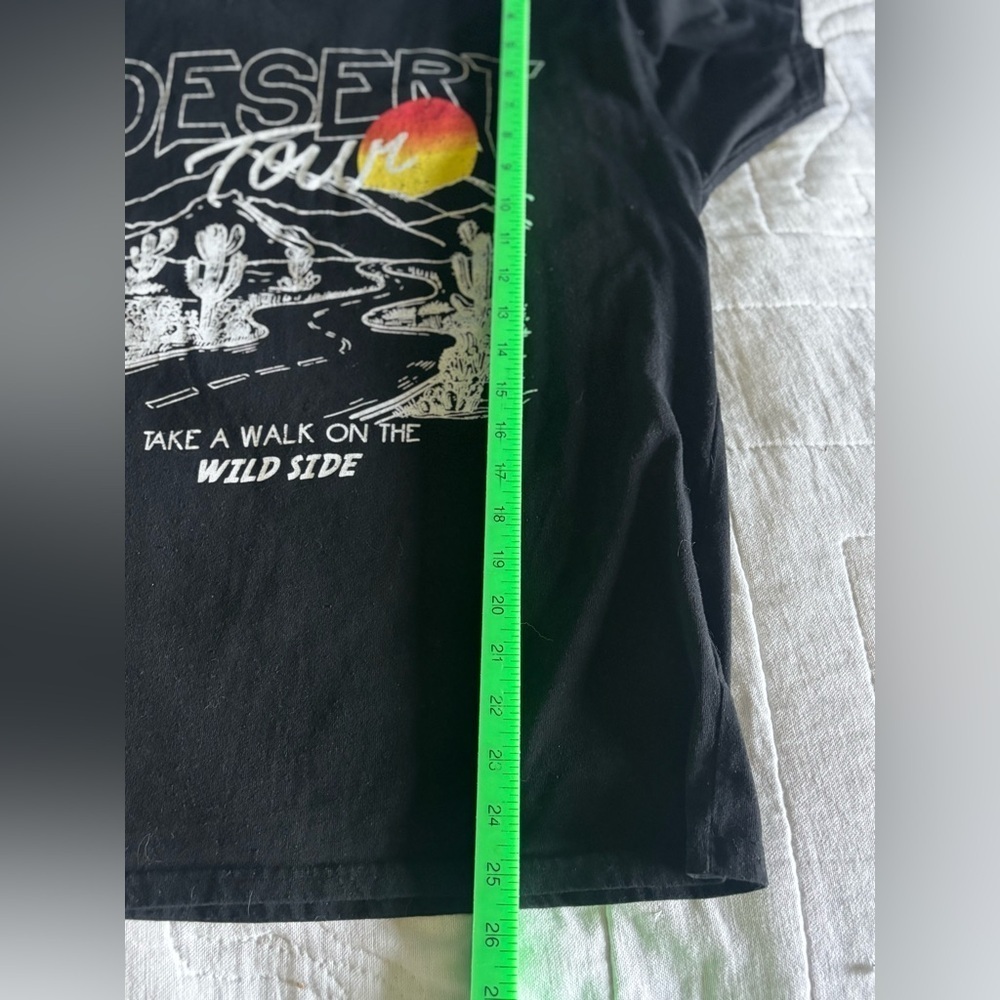 Juniors Graphic Tee Size Large. Desert Tour. Black - Picture 6 of 6